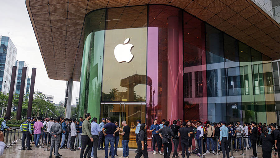 Pelanggan antre di luar toko Apple Inc. pada hari pertama penjualan iPhone 15 di Mumbai, India, Jumat (22/9/2023). (Dhiraj Singh/Bloomberg)