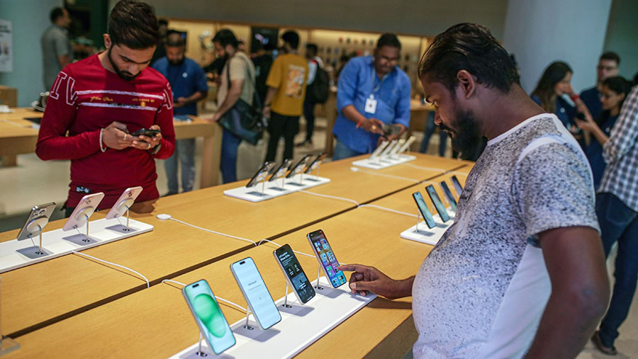 iPhone 15 dan Apple Watch generasi terbaru akan dijual pada 40 negara pada gelombang pertama. (Dhiraj Singh/Bloomberg)