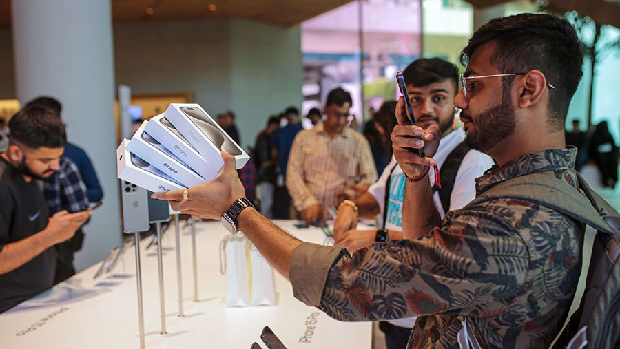 Terlihat para warga Mumbai, India menyerbu toko apple untuk membeli iPhone 15. (Dhiraj Singh/Bloomb