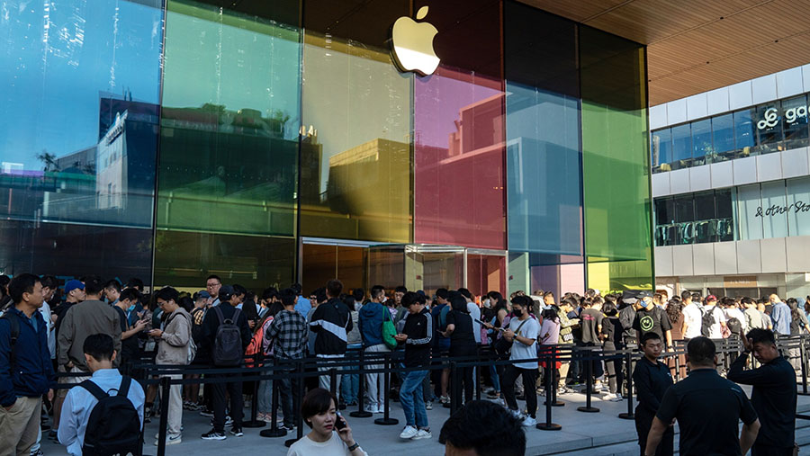 Tak hanya Shanghai, antrean juga terjadi di Beijing, China, mereka berkerumun sebelum toko buka. (Bloomberg)