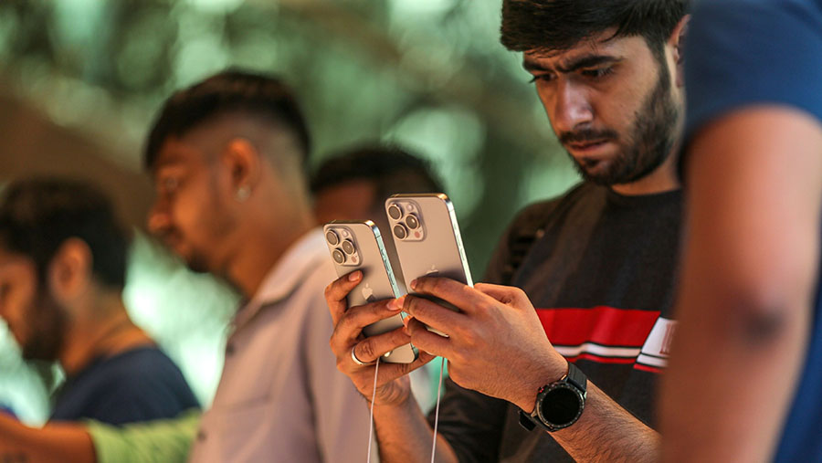Pelanggan memegang apple iPhone 15 saat hari pertama penjualanya di Mumbai, India, Jumat (22/9/2023). (Dhiraj Singh/Bloomberg)