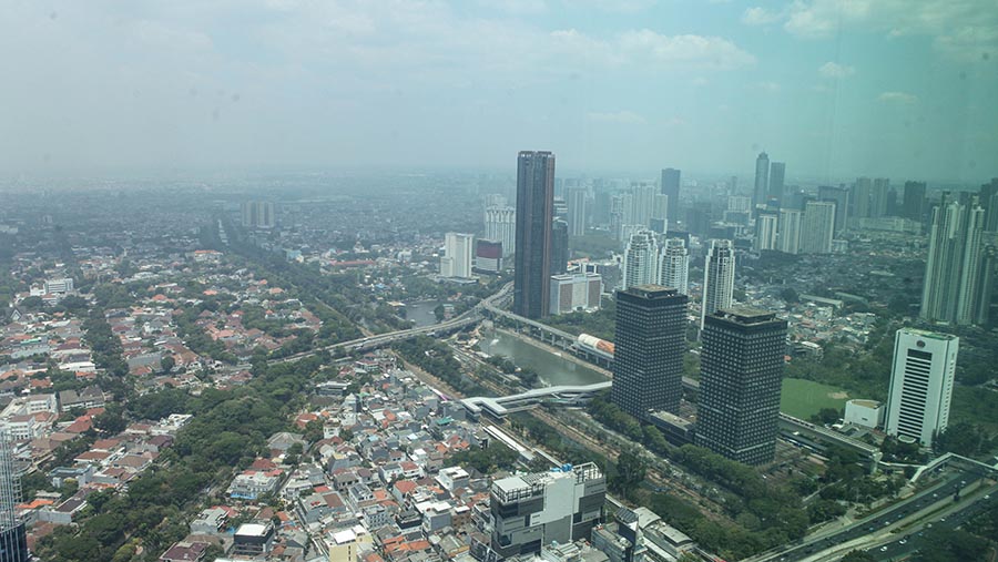 Langit Jakarta pada siang hari, Jumat (22/9), terlihat berwarna biru cerah.  (Bloomberg Technoz/ Andrean Kristianto)