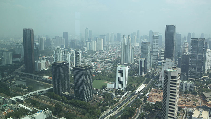 Suasana gedung bertingkat dengan langit yang cerah di Jakarta, Jumat (22/9/2023). (Bloomberg Technoz/ Andrean Kristianto)