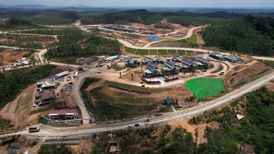 Pembangunan rumah pegawai pemerintah di ibu kota negara baru Nusantara (IKN) di Penajam Paser Utara,Kamis (21/9/2023). (Dimas Ardian/Bloomberg)