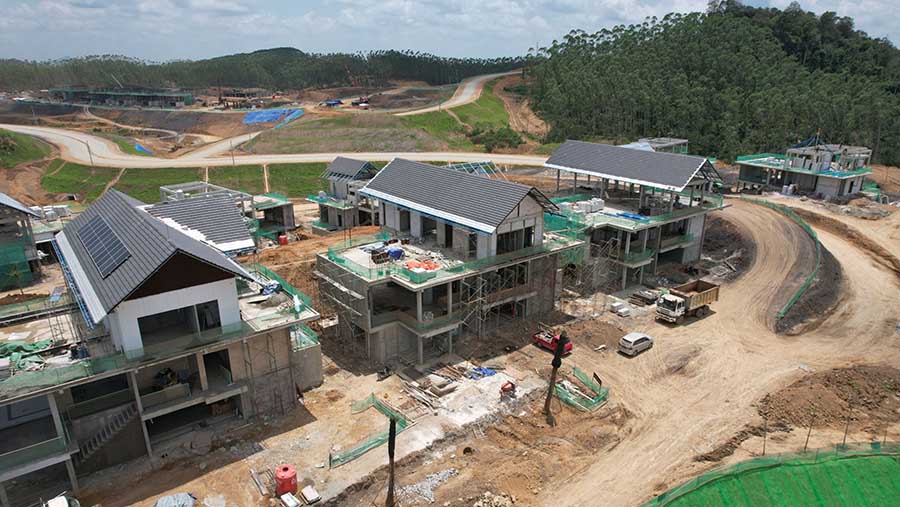 Pembangunan rumah pegawai pemerintah di ibu kota negara baru Nusantara (IKN) di Penajam Paser Utara,Kamis (21/9/2023). (Dimas Ardian/Bloomberg)