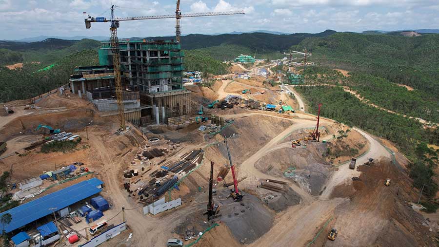 Pembangunan istana Kepresidenan di ibu kota negara baru Nusantara (IKN) di Penajam Paser Utara,Kamis (21/9/2023). (Dimas Ardian/Bloomberg)