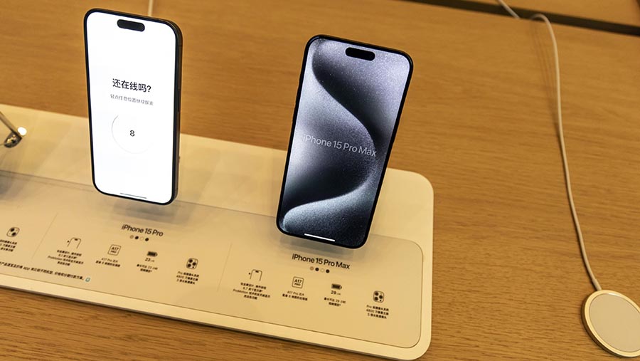 Apple iPhone 15 Pro (kiri) dan iPhone 15 Pro Max. (Bloomberg)