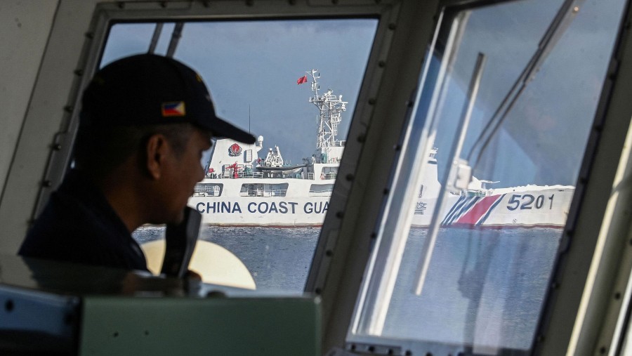 Penjaga pantai Filipina bersinggungan dengan kapal patroli China di Laut China Selatan. (Dok: Bloomberg)