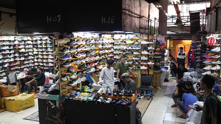Suasana penjualan sepatu di Taman Puring, Jakarta, Senin (25/9/2023). (Bloomberg Technoz/ Andrean Kristianto)