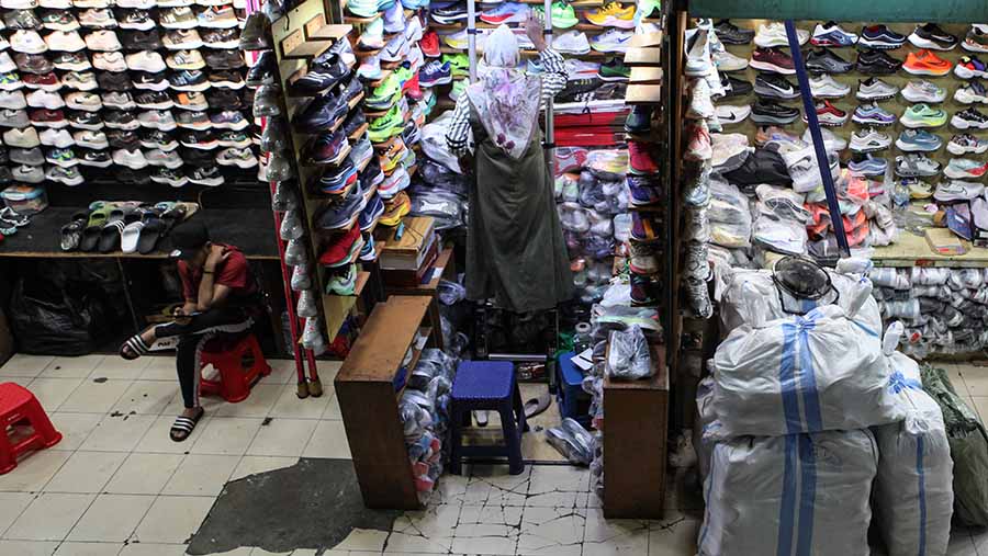 Suasana penjualan sepatu di Taman Puring, Jakarta, Senin (25/9/2023). (Bloomberg Technoz/ Andrean Kristianto)