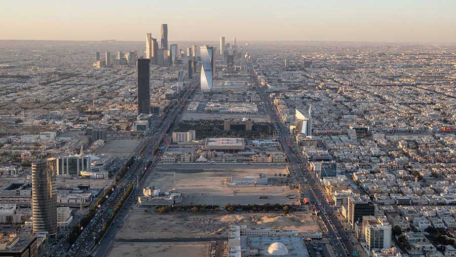 Kantor gedung pencakar langit di King Abdullah Financial District (KAFd), Riyadh, Arab Saudi, Kamis (19/1/2023). (Jeremy Suyker/Bloomberg)