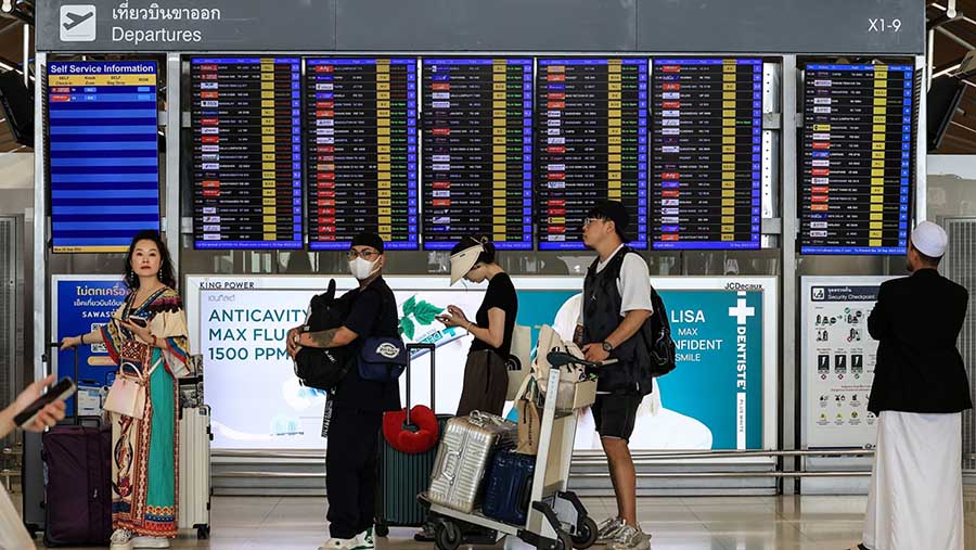 Wisatawan di Bandara Suvarnabhumi di Bangkok, Thailand, Senin (25/9/2023). (Valeria Mongelli/Bloomberg)