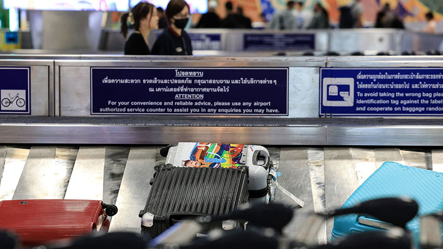 Penumpang menunggu bagasi di Bandara Suvarnabhumi di Bangkok, Thailand, Senin (25/9/2023). (Valeria Mongelli/Bloomberg)