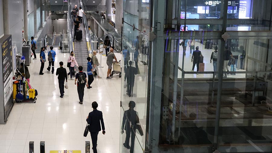 Penumpang pesawat di Bandara Suvarnabhumi di Bangkok, Thailand, Senin (25/9/2023). (Valeria Mongelli/Bloomberg)