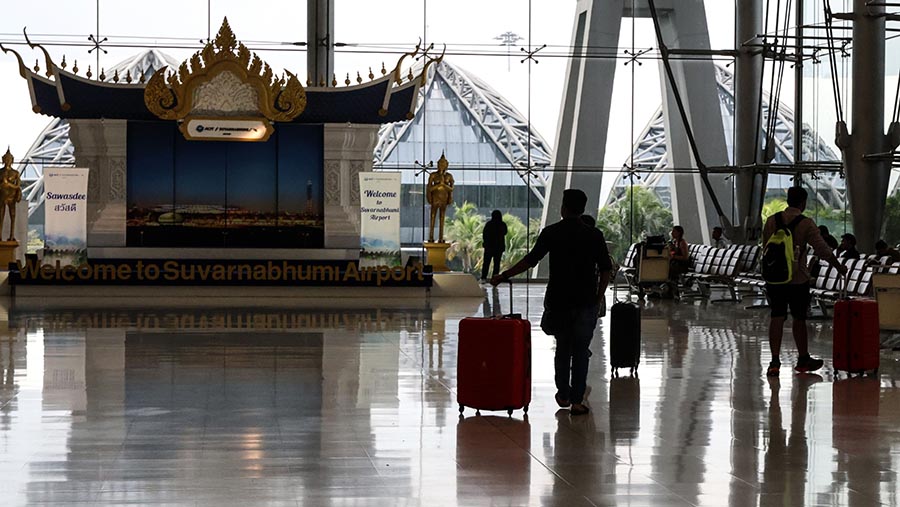 Penumpang pesawat di Bandara Suvarnabhumi di Bangkok, Thailand, Senin (25/9/2023). (Valeria Mongelli/Bloomberg)