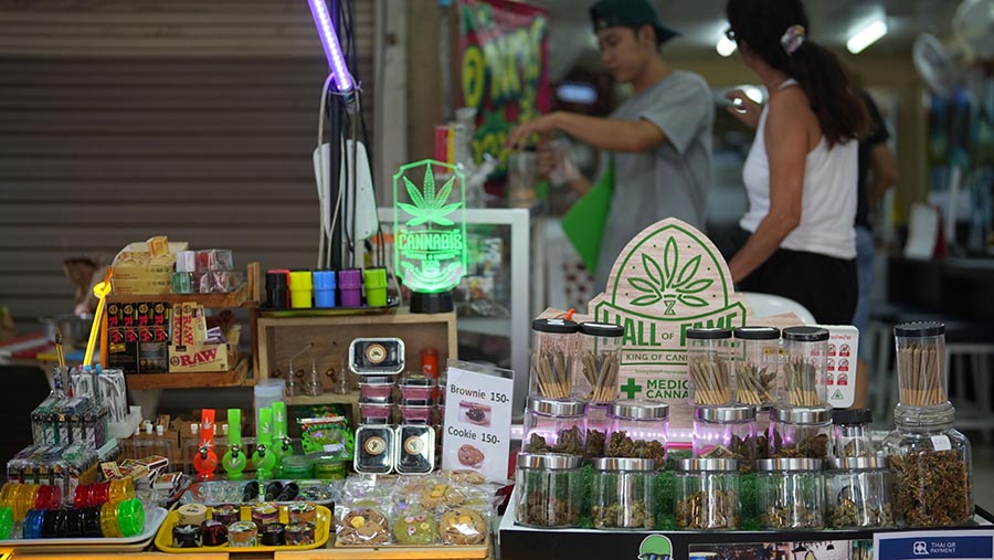 Mereka menjual mulai dari bongkahan ganja hingga ekstrak minyak yang mengandung kurang dari 0,2% tetrahidrokannabinol. (Dimas Ardian/Bloomberg)