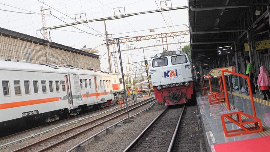 Kereta api jarak jauh tiba di Stasiun Pasar Senen, Selasa (26/9/2023). (Bloomberg Technoz/ Andrean Kristianto)