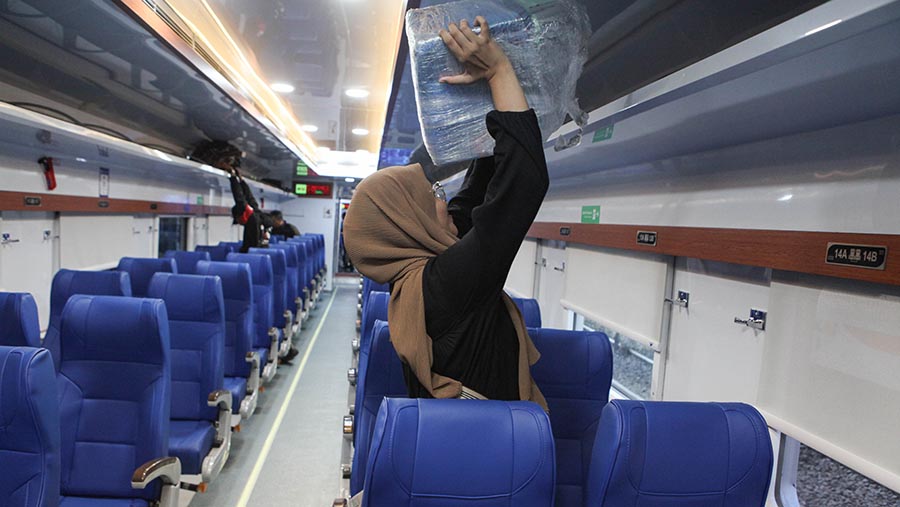 Penumpang kereta Ekonomi New Generation di Stasiun Pasar Senen, Selasa (26/9/2023). (Bloomberg Technoz/Andrean Kristianto)