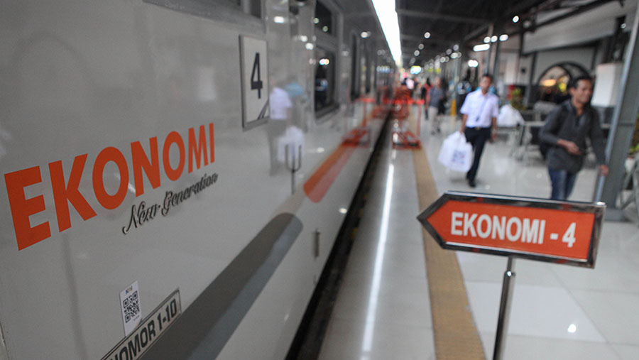 Penumpang kereta Ekonomi New Generation di Stasiun Pasar Senen, Selasa (26/9/2023). (Bloomberg Technoz/Andrean Kristianto)