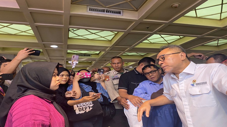 Zulhas Belanja di Pasar Tanah Abang (Doviana Hasiana/Bloomberg Technoz)