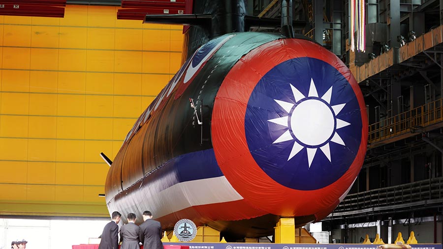 Kapal selam Hai Kun Angkatan Laut Taiwan diluncurkan di galangan kapal CSBC Corp. di Kaohsiung, Taiwan, Kamis (28/9/2023). (I-Hwa Cheng/Bloomberg)