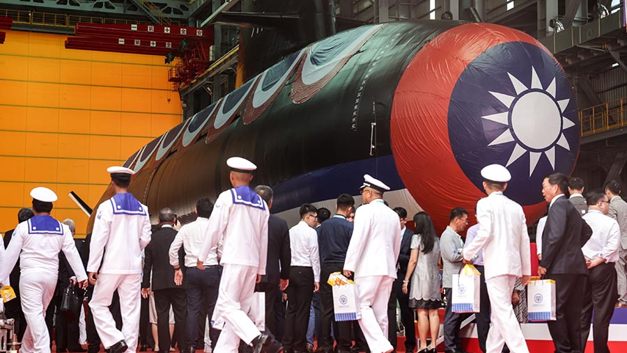 Kapal selam Hai Kun Angkatan Laut Taiwan diluncurkan di galangan kapal CSBC Corp. di Kaohsiung, Taiwan, Kamis (28/9/2023). (I-Hwa Cheng/Bloomberg)