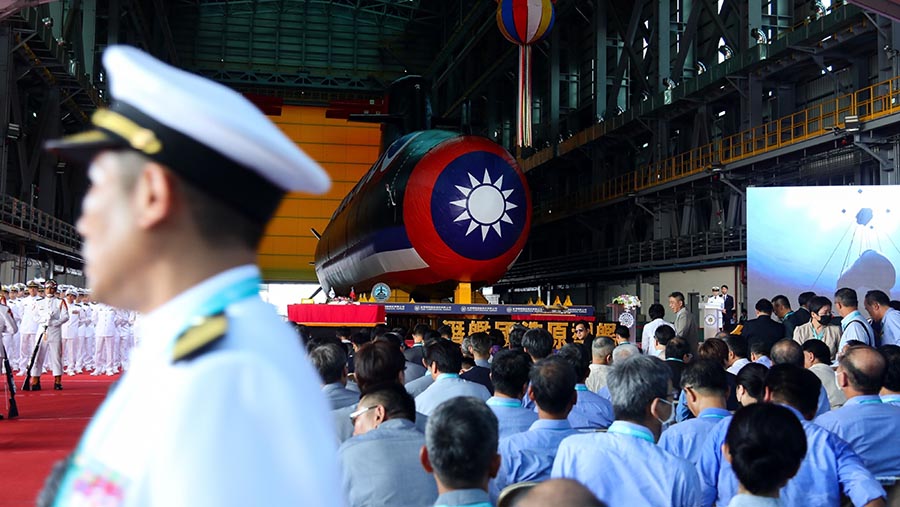 Kapal selam Hai Kun Angkatan Laut Taiwan diluncurkan di galangan kapal CSBC Corp. di Kaohsiung, Taiwan, Kamis (28/9/2023). (I-Hwa Cheng/Bloomberg)
