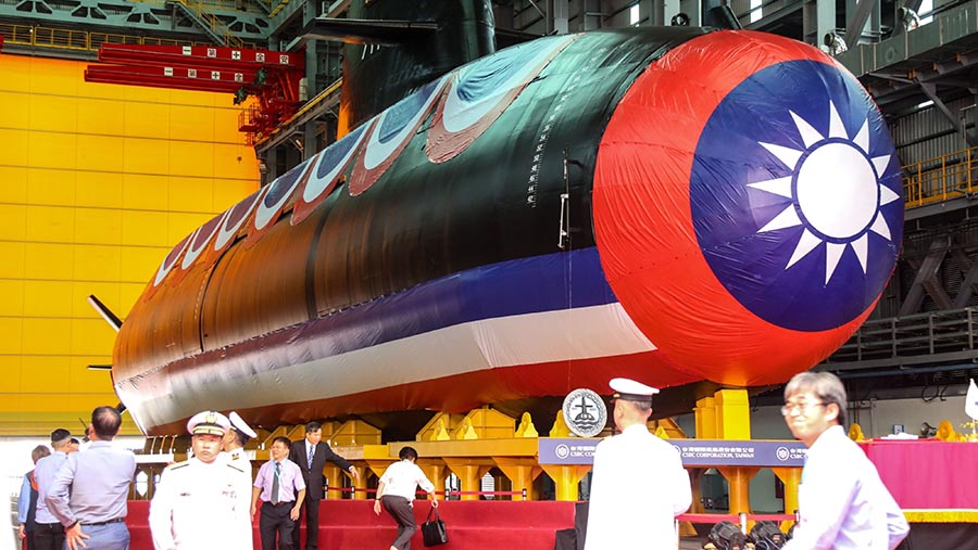 Kapal selam Hai Kun Angkatan Laut Taiwan diluncurkan di galangan kapal CSBC Corp. di Kaohsiung, Taiwan, Kamis (28/9/2023). (I-Hwa Cheng/Bloomberg)