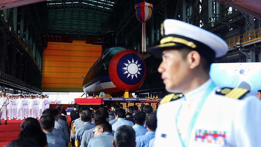 Kapal selam Hai Kun Angkatan Laut Taiwan diluncurkan di galangan kapal CSBC Corp. di Kaohsiung, Taiwan, Kamis (28/9/2023). (I-Hwa Cheng/Bloomberg)