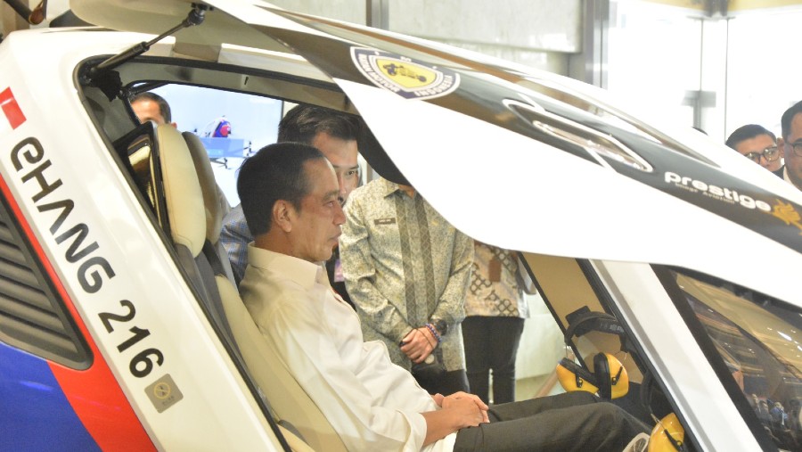 Presiden Jokowi mencoba taksi terbang milik Rudy Salim di Hub Space x KAI 2023. (Bloomberg Technoz/Yunia Rusmalina)