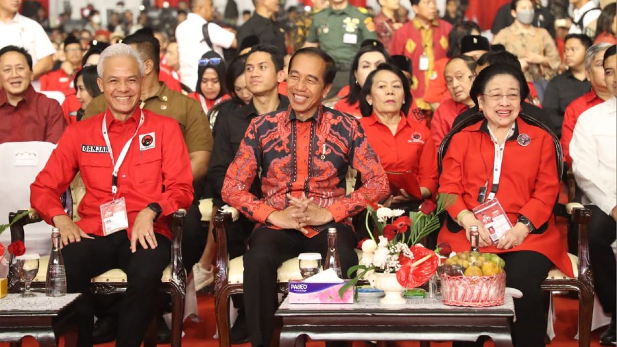 Presiden Jokowi bersama Ketua Umum PSIP Megawati Soekarnoputri dan capres Ganjar Pranowo (Bloomberg Technoz/Pramesti Regita)