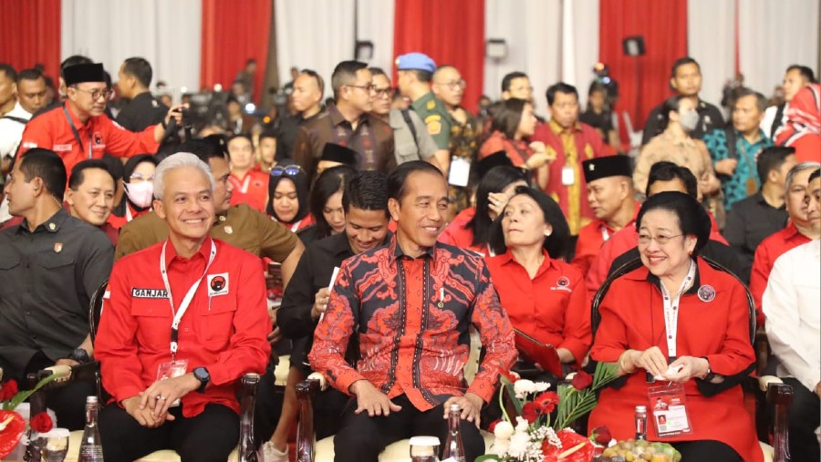Presiden Jokowi bersama Ketua Umum PSIP Megawati Soekarnoputri dan capres Ganjar Pranowo (Bloomberg Technoz/Pramesti Regita)