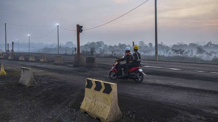 Efek pandangan terbatas dari kabut asap hasil kebakaran lahan di Sumatera Selatan, Indonesia. (Dok: Bloomberg)