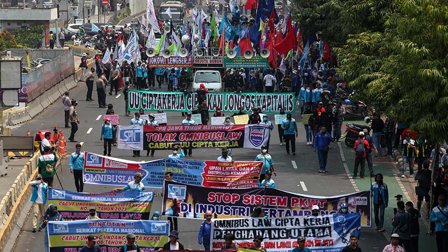Demo buruh mengawal pembacaan putusan MK atas UU Ciptaker di kawasan M.H Thamrin, Jakarta, Senin (2/10/2023). (Bloomberg Technoz/Andrean Kristianto)
