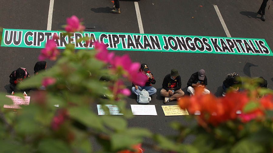 Demo buruh mengawal pembacaan putusan MK atas UU Ciptaker di kawasan M.H Thamrin, Jakarta, Senin (2/10/2023). (Bloomberg Technoz/Andrean Kristianto)