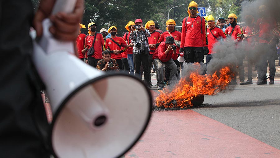 Demo buruh mengawal pembacaan putusan MK atas UU Ciptaker di kawasan M.H Thamrin, Jakarta, Senin (2/10/2023). (Bloomberg Technoz/Andrean Kristianto)