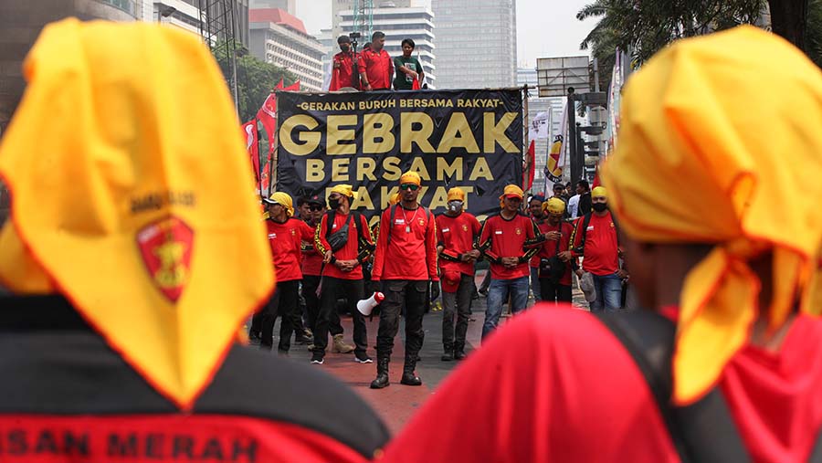 Demo buruh mengawal pembacaan putusan MK atas UU Ciptaker di kawasan M.H Thamrin, Jakarta, Senin (2/10/2023). (Bloomberg Technoz/Andrean Kristianto)