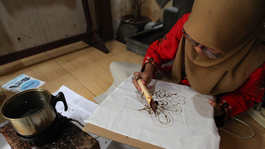 Batik merupakan salah satu ikon budaya Indonesia yang menjadi bagian dari identitas bangsa ini. (Bloomberg Technoz/Andrean Kristianto)