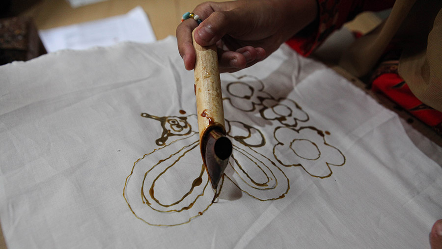 Siswa SD berlatih membuat batik betawi di Sanggar Batik Betawi Terogong, Cilandak, Jakarta, Senin (02/10/2023). (Bloomberg Technoz/Andrean Kristianto)