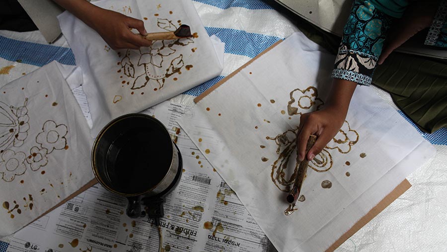 Momen Hari Batik Nasional dimanfaatkan oleh sejumlah siswa untuk belajar membuat batik. (Bloomberg Technoz/Andrean Kristianto)