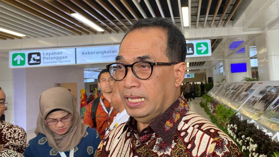 Menteri Perhubungan Budi Karya Sumadi di Stasiun KCJB Halim, Senin (2/10/2023).