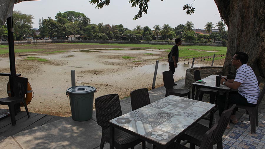 Danau Cinere juga dijadikan objek pemandangan bagi tempat kuliner di sekitar lokasi (Bloomberg Technoz/ Andrean Kristianto)