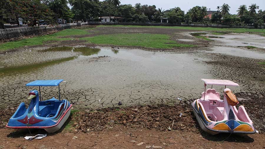 Suasana Danau Cinere yang mengering di Depok, Jawa Barat, Selasa (3/10/2023). (Bloomberg Technoz/ Andrean Kristianto)