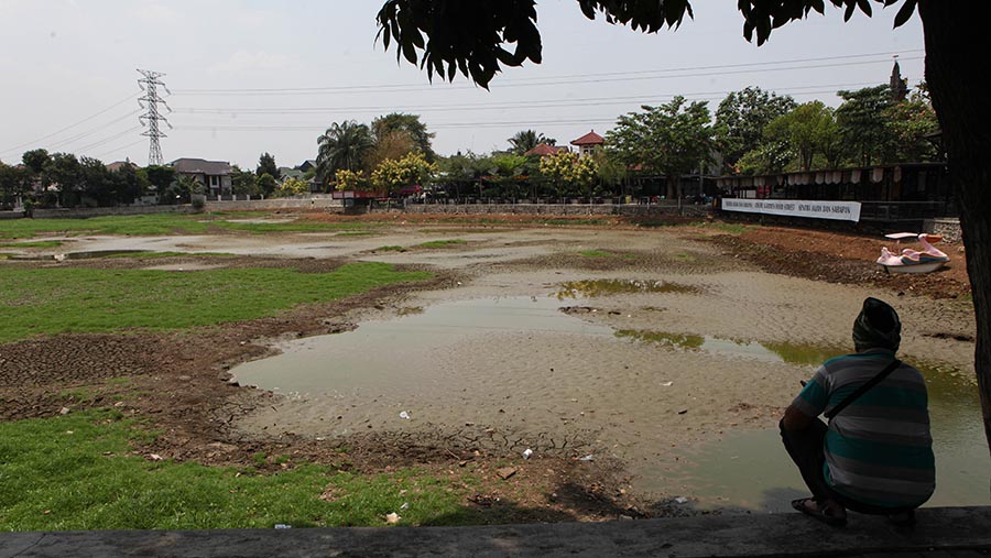 Suasana Danau Cinere yang mengering di Depok, Jawa Barat, Selasa (3/10/2023). (Bloomberg Technoz/ Andrean Kristianto)