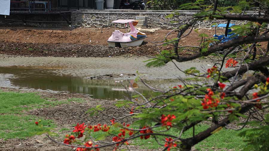 Dua wahana permainan air di Danau Cinere terlihat hanya bersandar di tepi danau. (Bloomberg Technoz/ Andrean Kristianto)