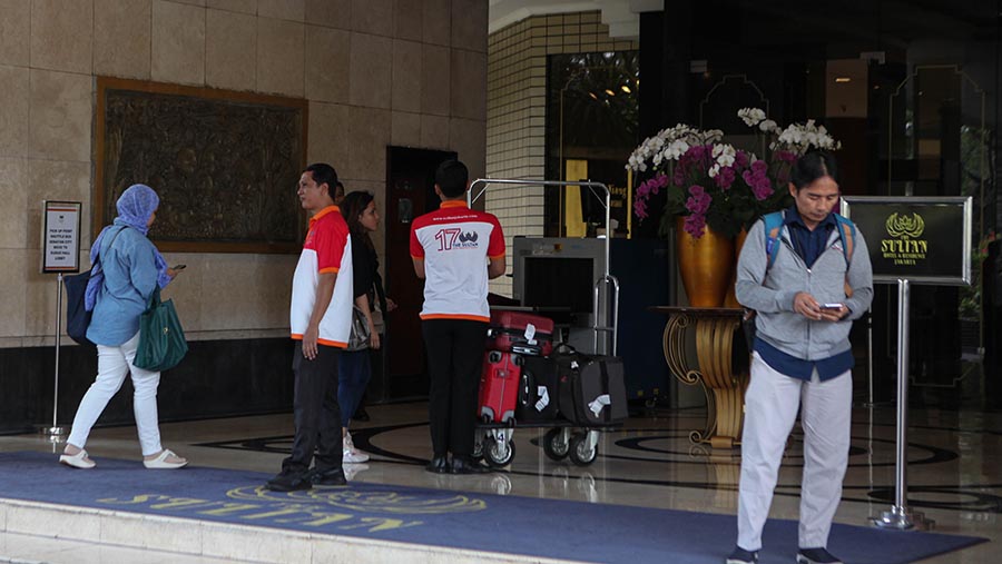 Tamu memasuki gedung sebelum penyegelan Hotel Sultan di Kawasan GBK, Jakarta, Rabu (4/10/2023). (Bloomberg Technoz/Andrean Kristianto)