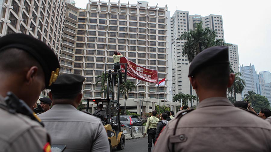Polisi berjaga saat penyegelan Hotel Sultan di Kawasan GBK, Jakarta, Rabu (4/10/2023). (Bloomberg Technoz/Andrean Kristianto)