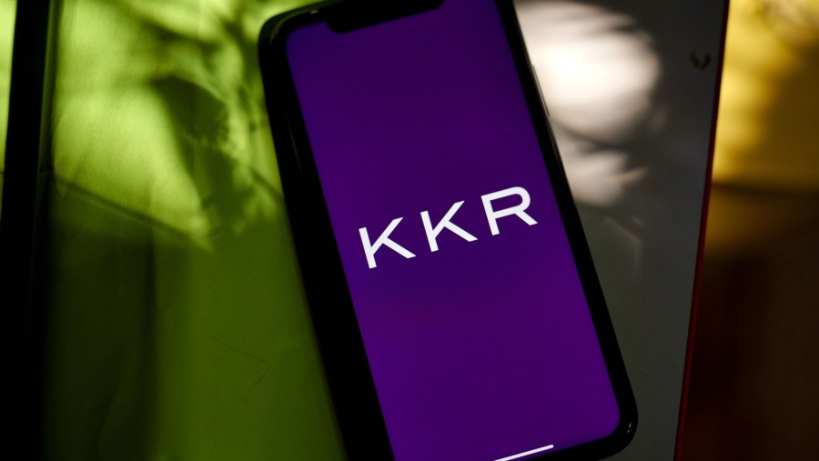 Logo KKR yang diambil dari handphone. Fotografer: Gabby Jones/Bloomberg