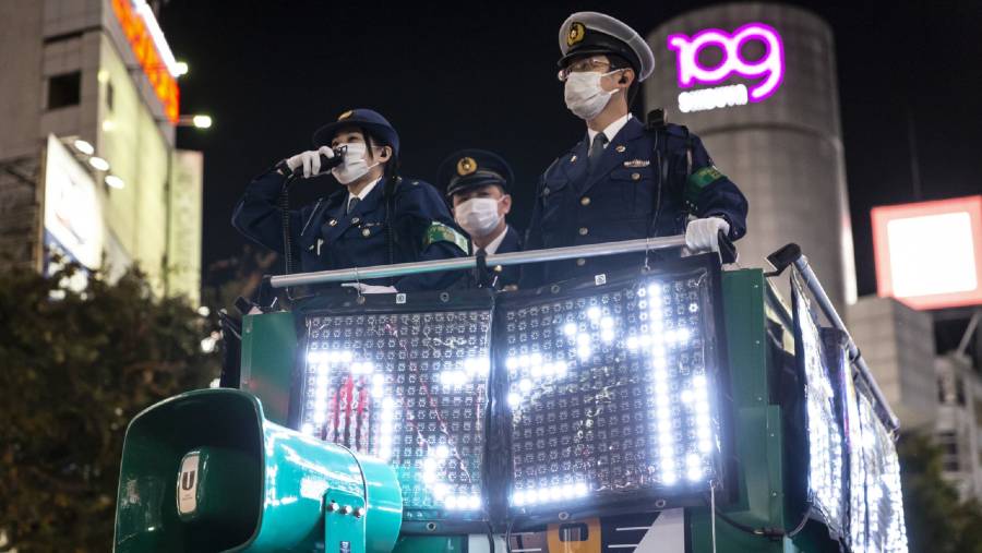 Polisi-polisi Jepang melakukan patroli saat malam Halloween di Shibuya. (Sumber: Bloomberg)