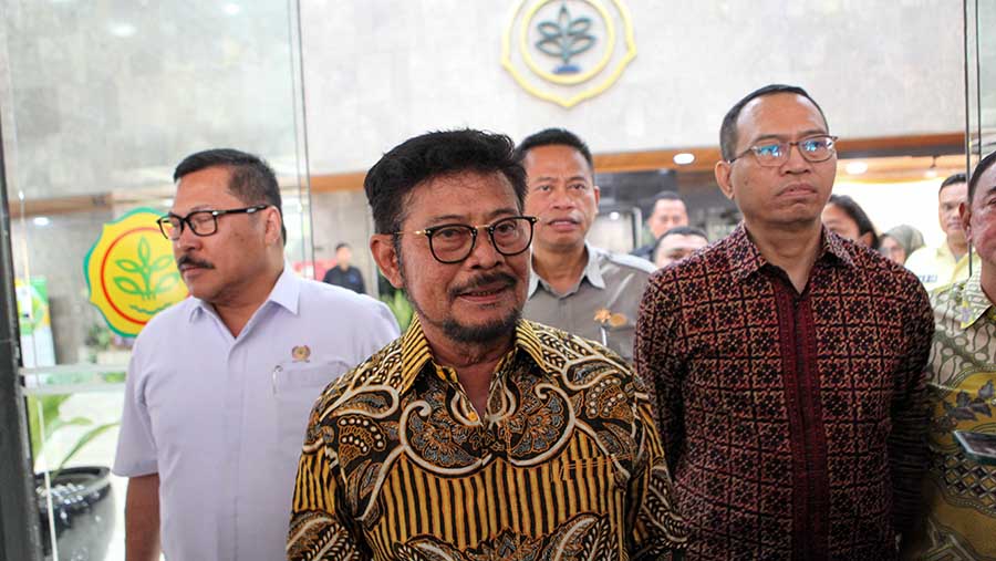Menteri Pertanian (Mentan) Syahrul Yasin Limpo keluar dari kantornya di Kementerian Pertanian, Rabu (5/10/2023) (Bloomberg Technoz/Andrean Kristianto)
